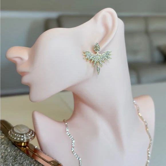 ⚜️ Elegant Gold Winged Earrings - Picture 4 of 9